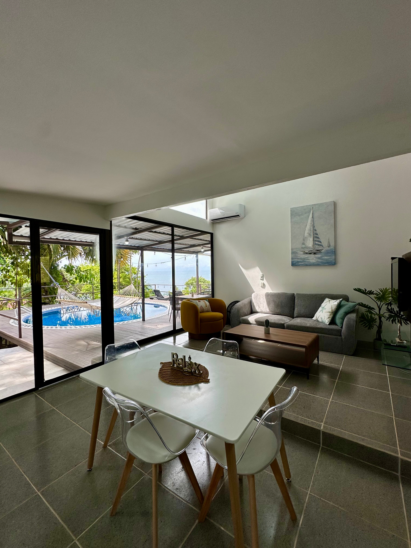 Sala y comedor abiertos con vista al Pacífico