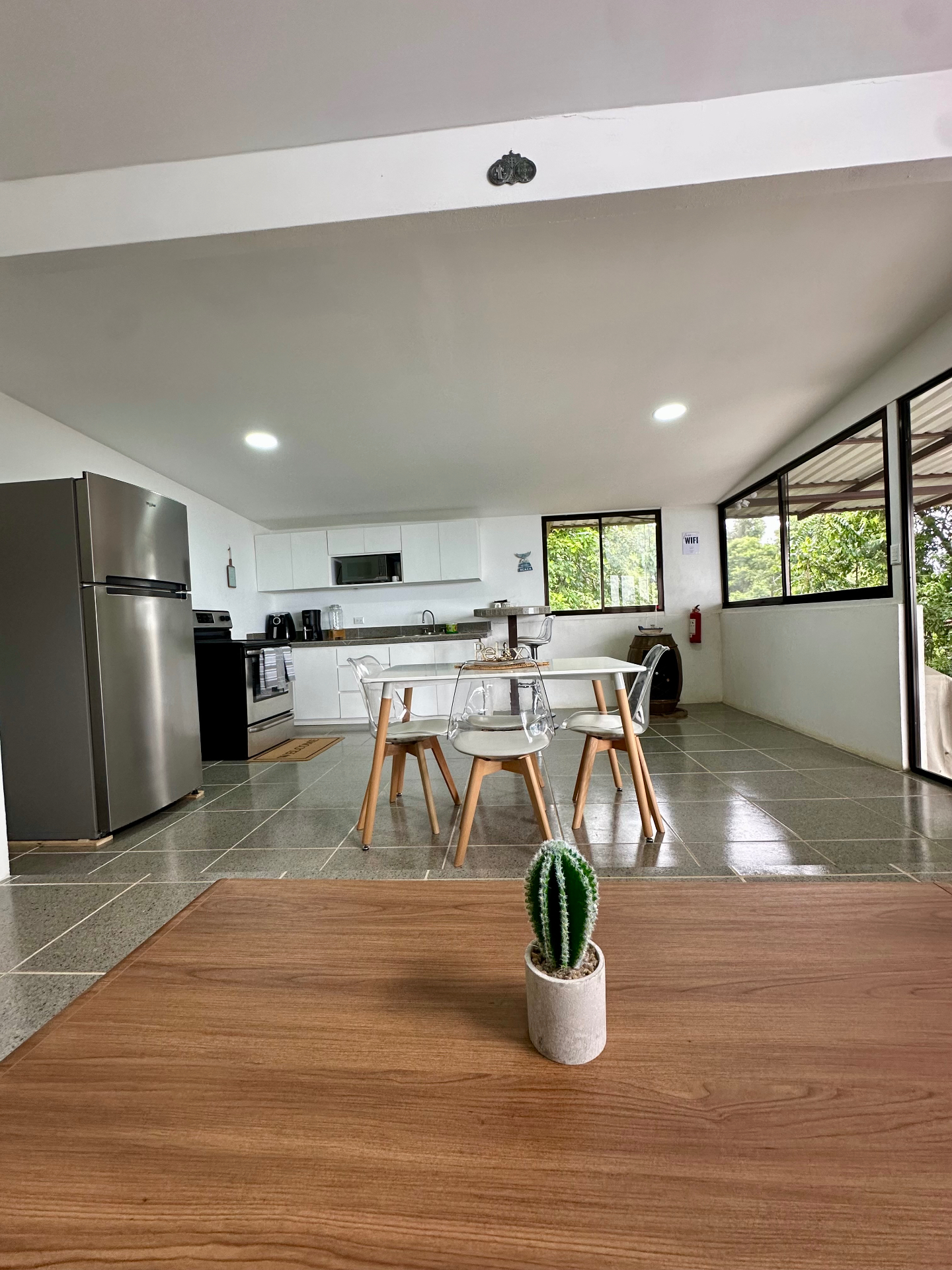 Cocina equipada y comedor con vista a la selva