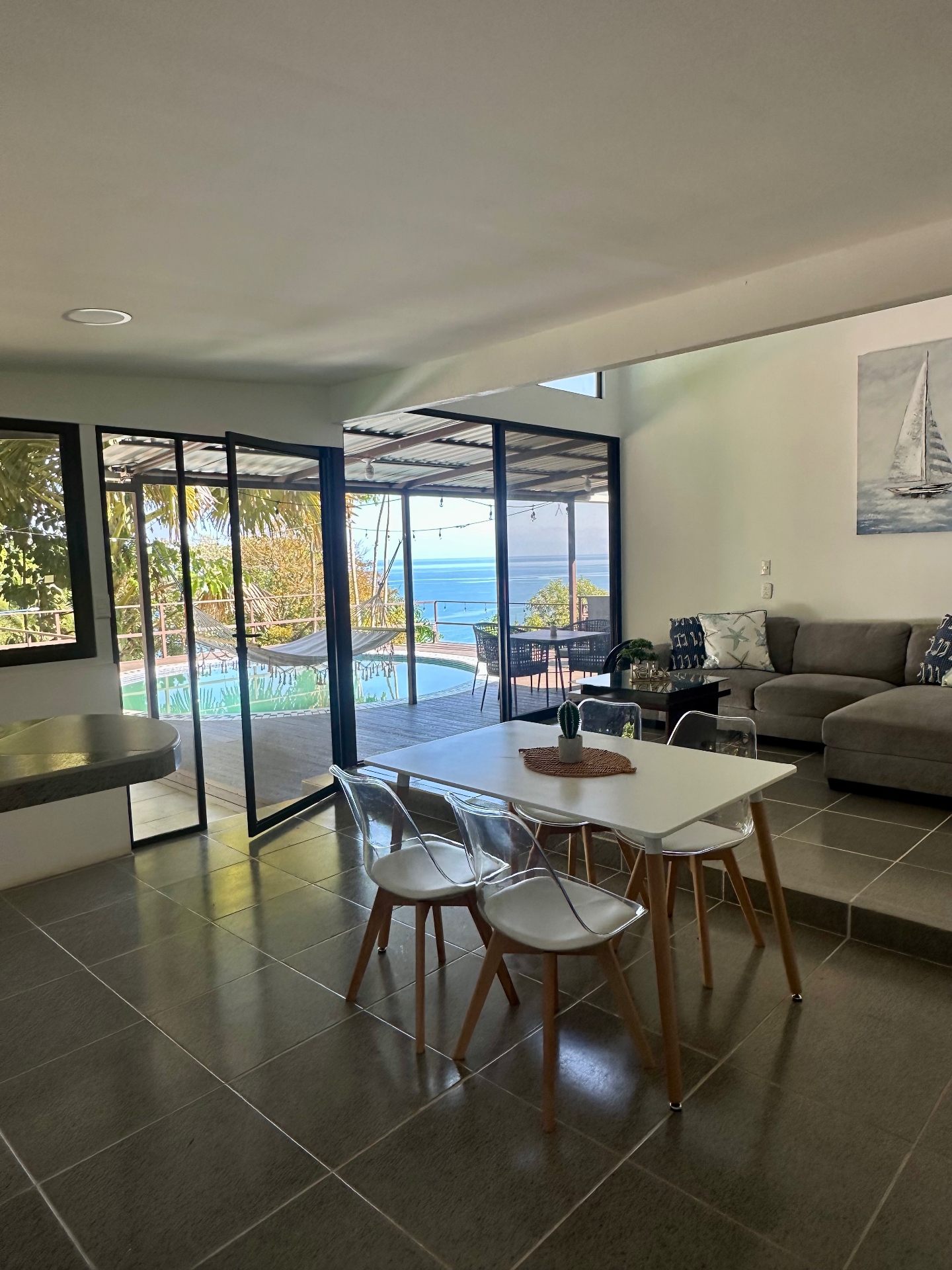 Sala y comedor abiertos con vista al Pacífico