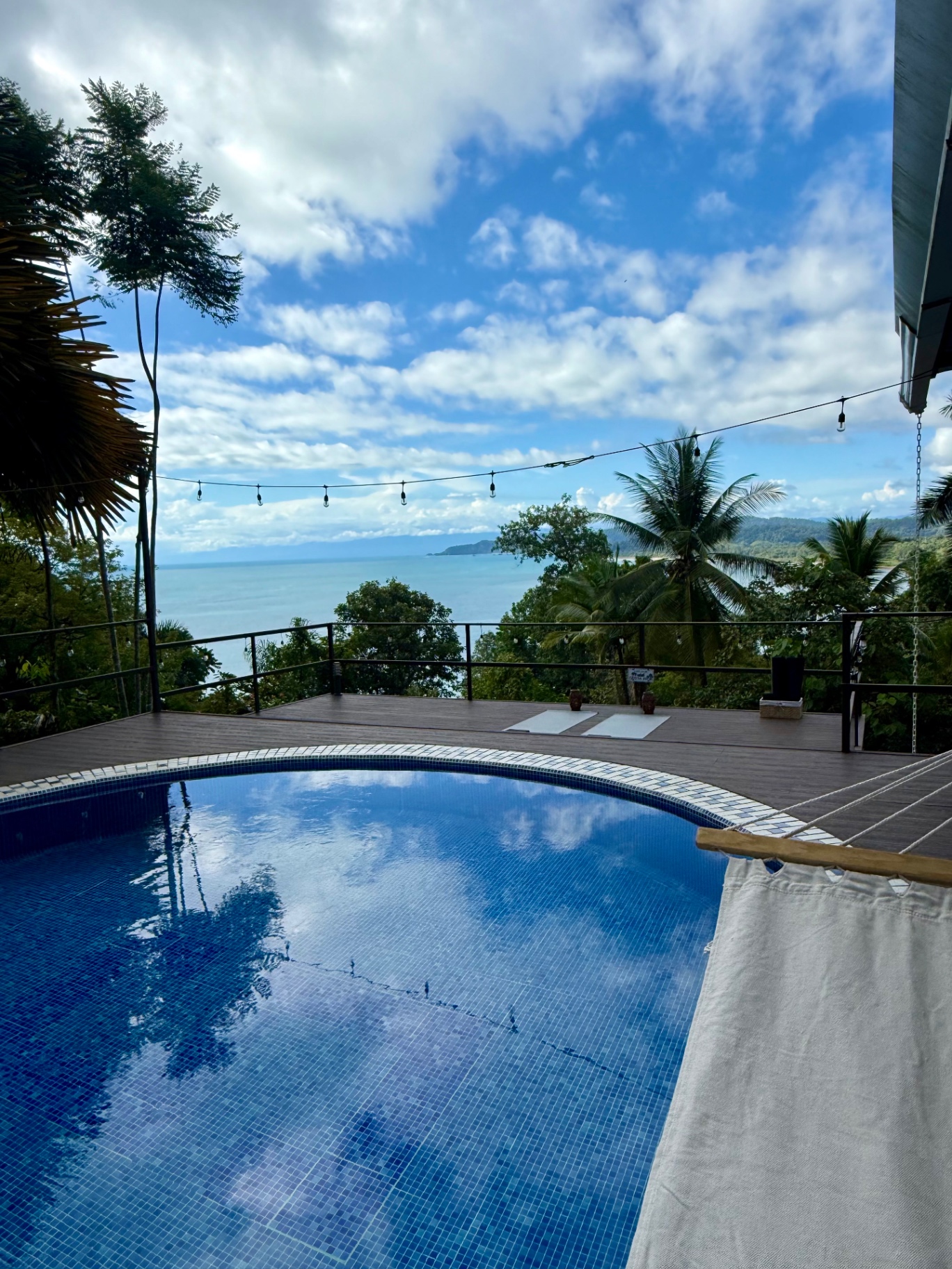 Piscina infinita con vista al Pacífico