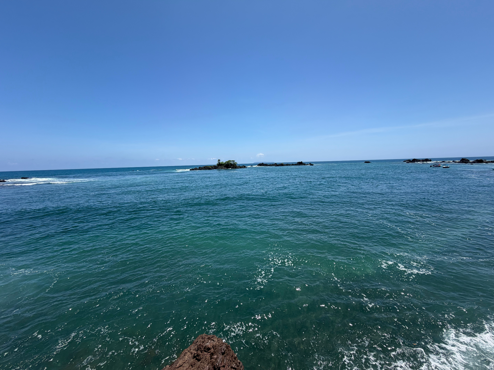 Vista al océano turquesa desde la costa