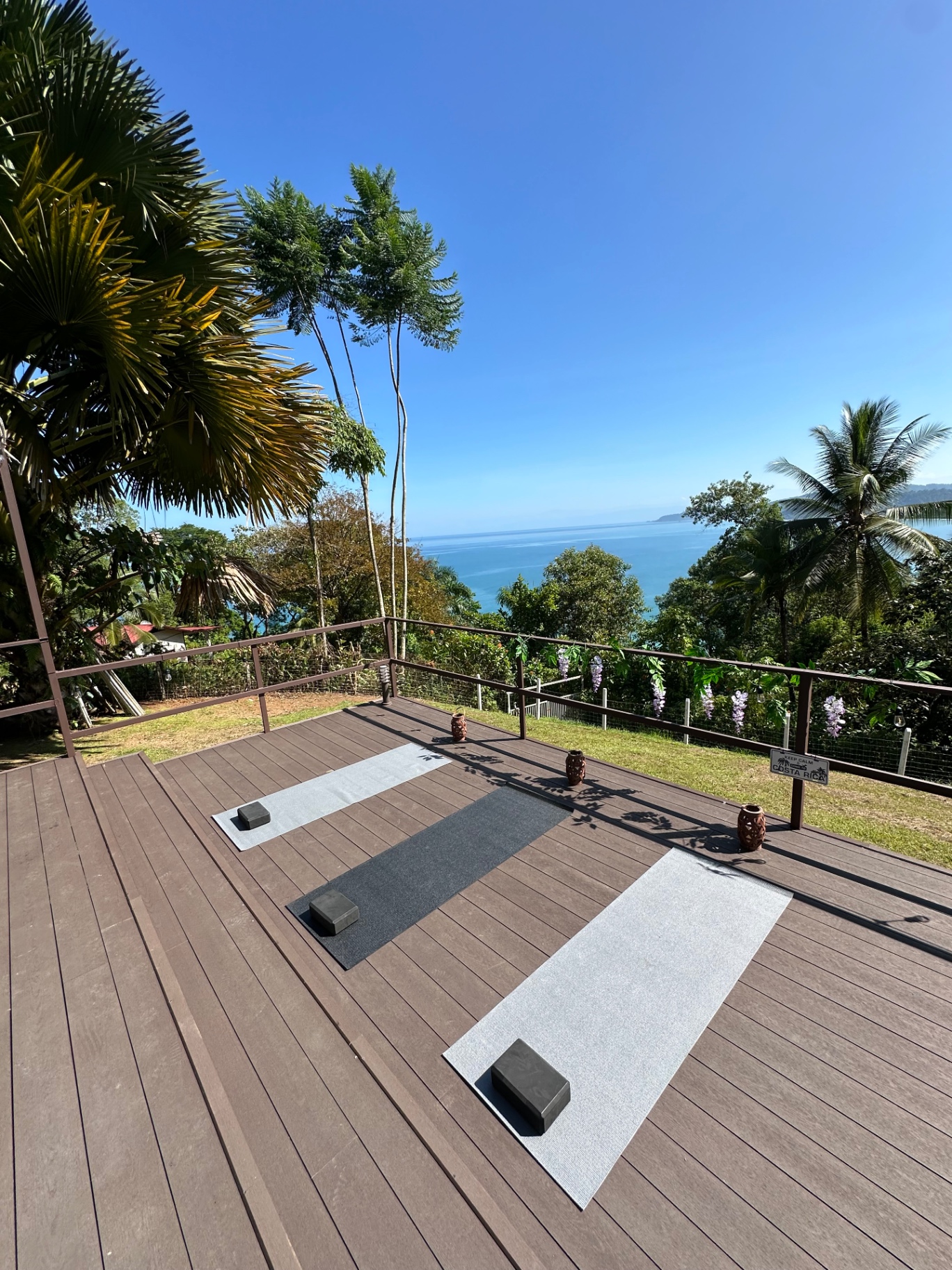 Deck de yoga al mediodía con vista al Pacífico